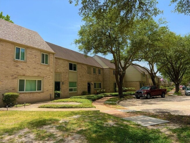 Building Photo - 2130 Greenbriar Colony Dr