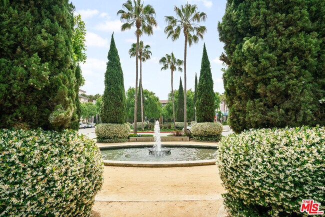 Building Photo - 6400 Crescent Prk E