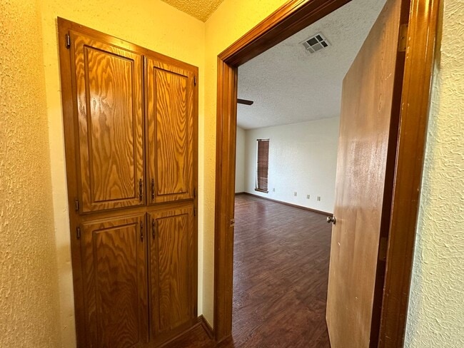 Building Photo - 4bed/3bath Home Available for Rent in Central Norman!!