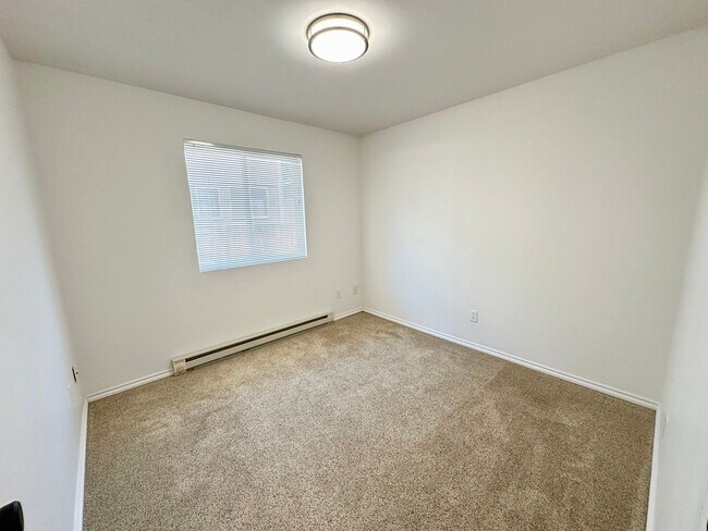 Building Photo - 1204 N Brooklane St
