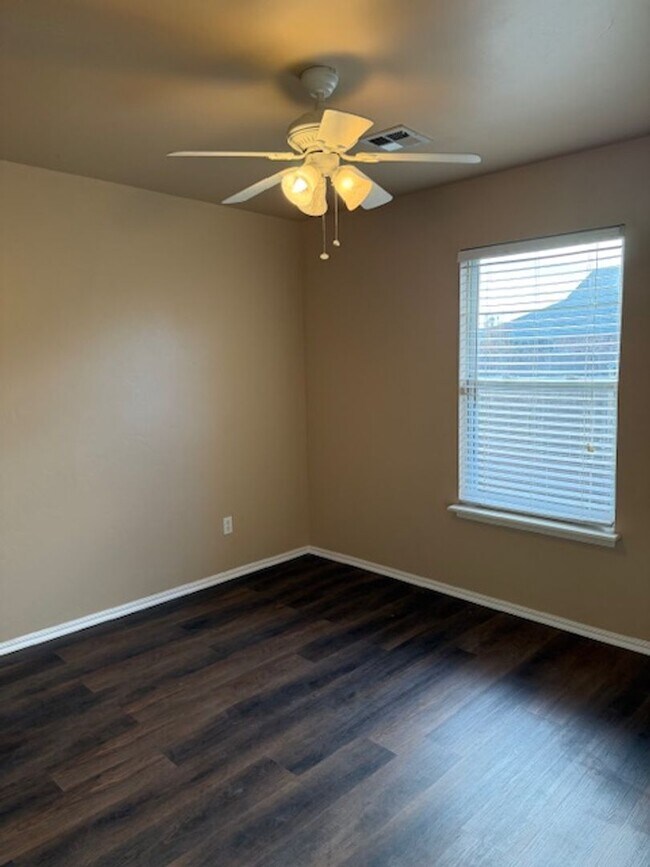 Building Photo - Updated Duplex - Mustang Schools - Open Fl...