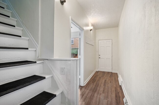 Building Photo - 3 bed 1 bath - newly updated, central air, laundry.