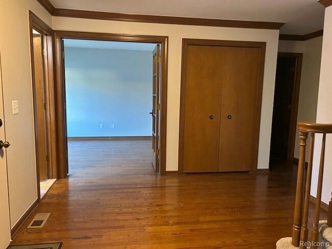 Building Photo - 221 Torrent Ct