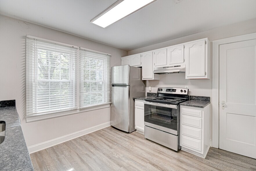 Building Photo - 1612 W 1st St