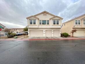 Building Photo - 2 BEDROOM 2 BATH TOWNHOME IN GATED COMMUNITY