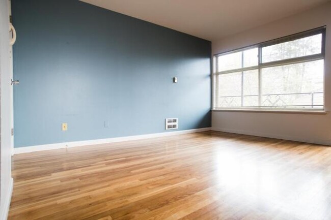Building Photo - 1 bedroom in Seattle WA 98105