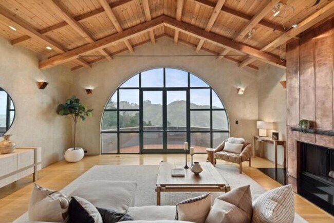 Building Photo - Luxury Living Above The Bay -- Iconic views!