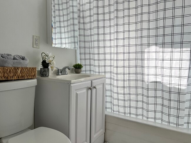 Building Photo - 1330 S Wilton Pl