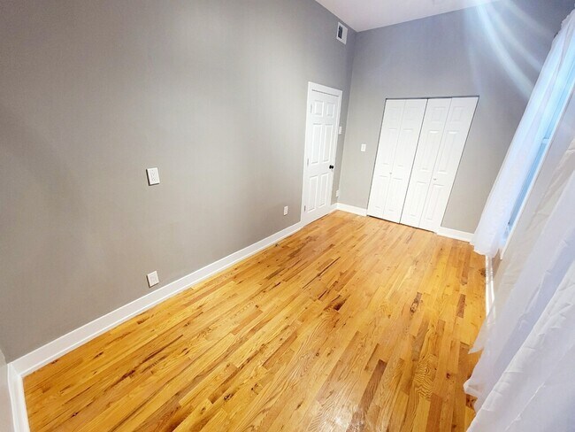 Building Photo - 2809 W Warren Blvd