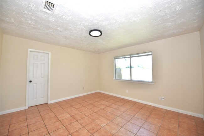 Building Photo - 16222 Queensdale Dr