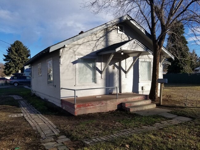 Building Photo - Large 3 br near YVCC