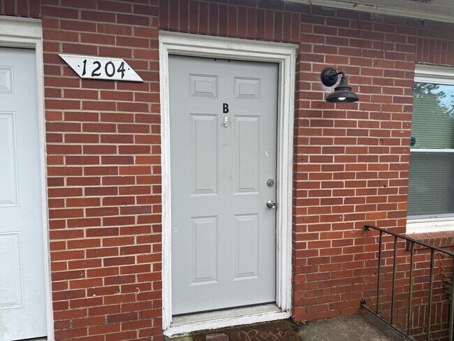 Building Photo - 1204 Julia Ave
