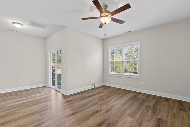 Building Photo - Beautiful Townhome!