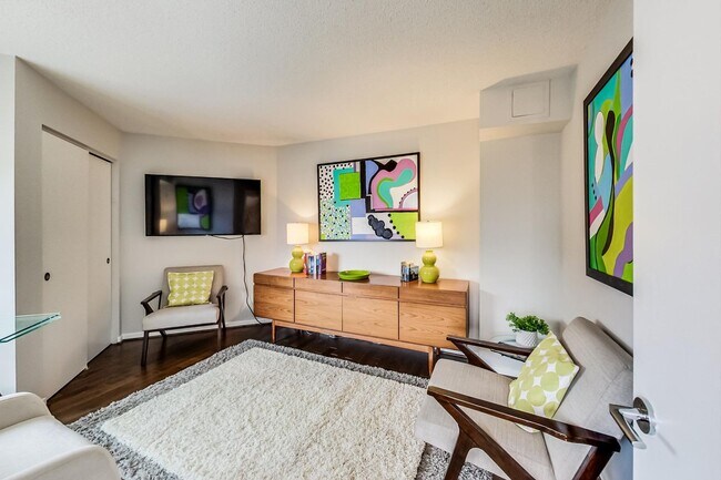 Building Photo - 2-bedroom, 1-bath condo in the sought-afte...