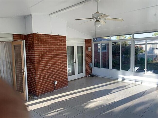 Building Photo - Warren Home