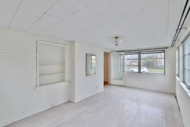 Building Photo - Spacious, Accessible Downtown Silver Spring Townhome!!.... Renovated Kitchen, Finished Basement, ...