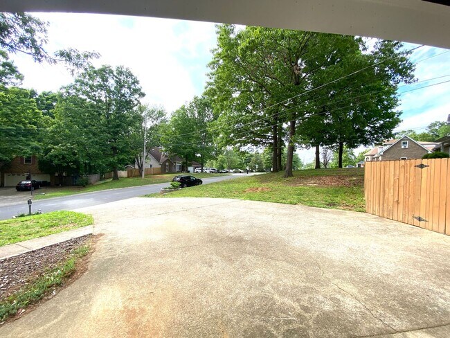 Building Photo - 1103 Rosebrook Dr