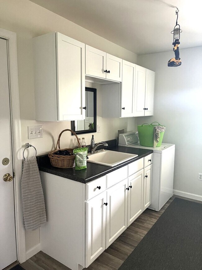 Building Photo - Spacious 4BR/3.5BA Single Family Home on 2...