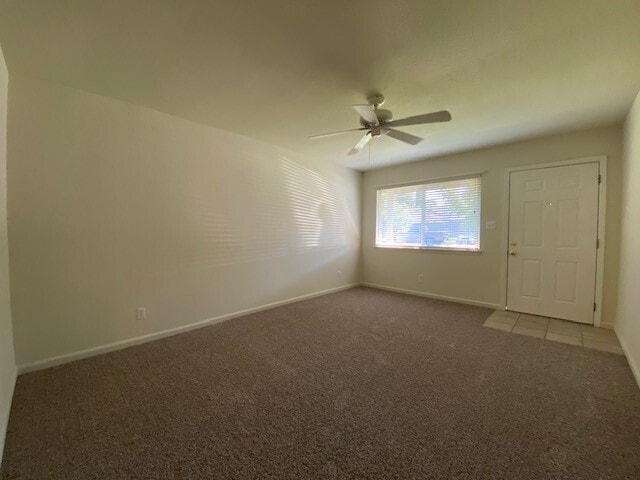 Building Photo - Great 3 bedroom 1 bathroom Duplex in Sacra...