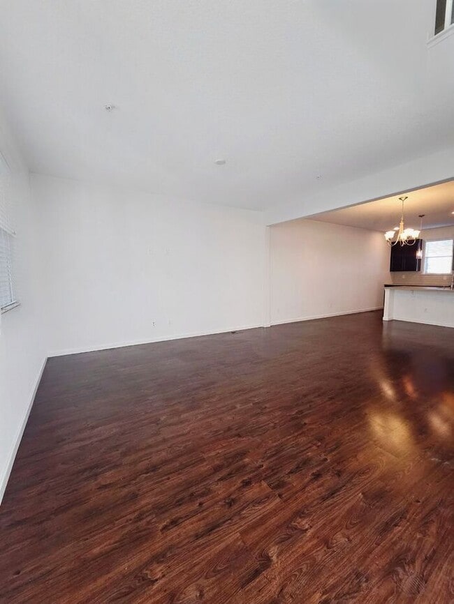 Building Photo - Cute Spacious Townhome in Prime Location – Available Now!