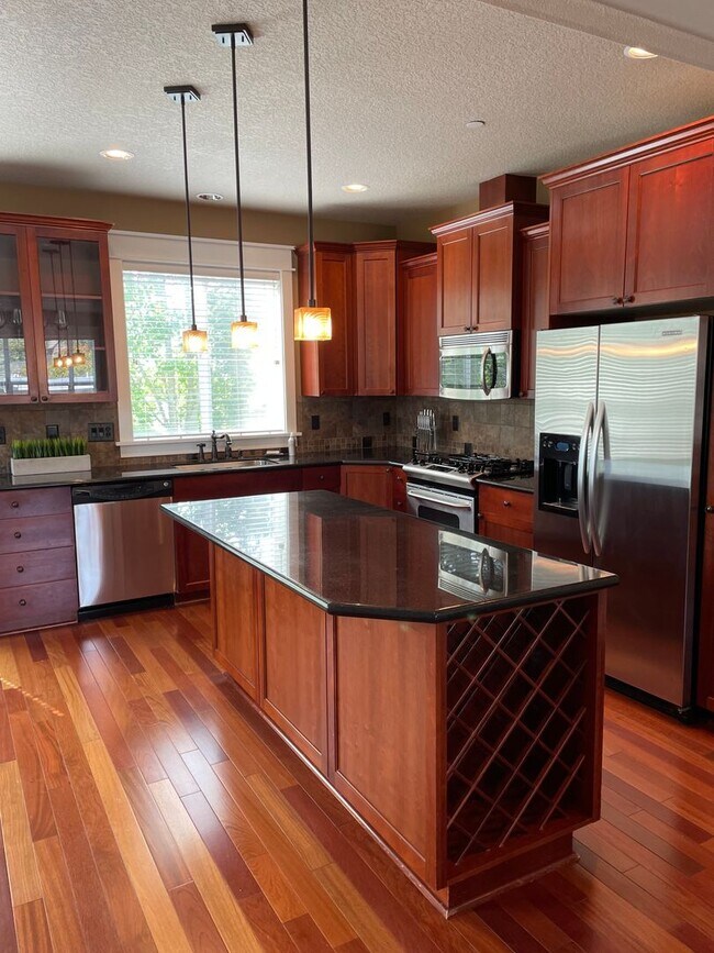 Building Photo - Happy Valley Townhome! 2Bed + Den/Office w/ 2.5 Bath ~ Garage, Washer/Dryer ~ Convenient to PDX A...