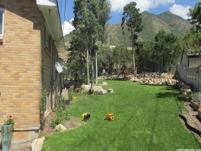 Building Photo - 3500 sq ft home with huge yard in Olympus ...