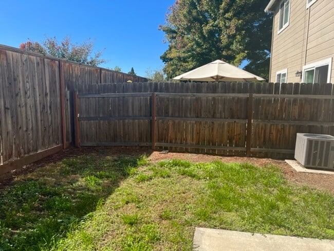 Building Photo - 3 BEDROOM TOWNHOME/ FENCED YARD/ ATTACHED GARAGE