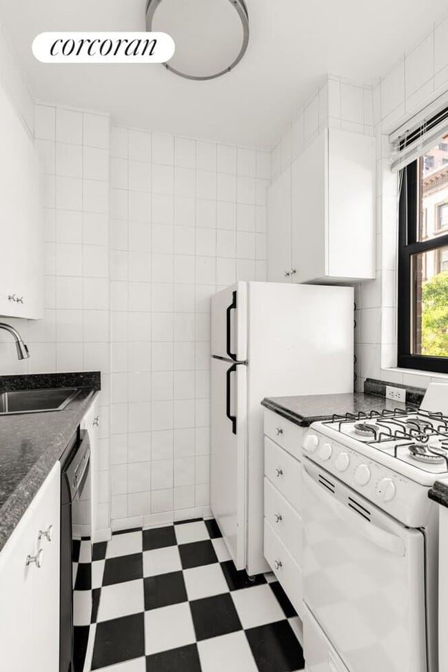 Building Photo - 30 E 37th St
