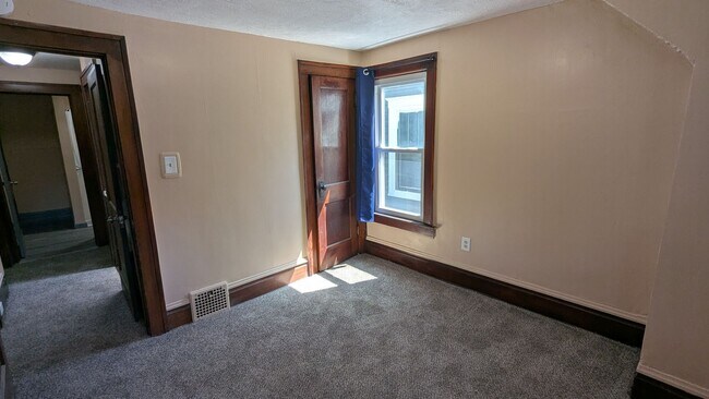 Building Photo - Spacious 4-bedroom, 1.5-bath home in Akron