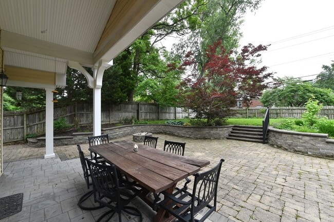 Building Photo - Kirkwood 5 bedroom / 3 full bathroom home