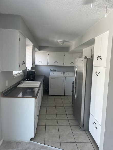Kitchen top floor - 600 Terry St
