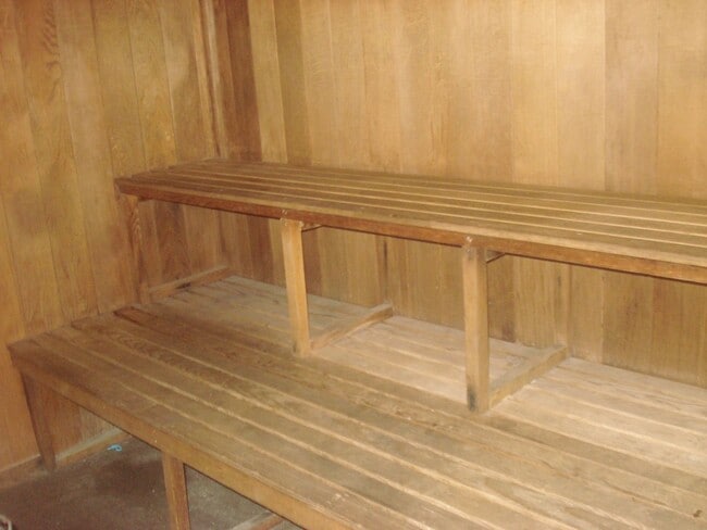 Building Photo - Large studio in the heart of Waikiki with assigned parking