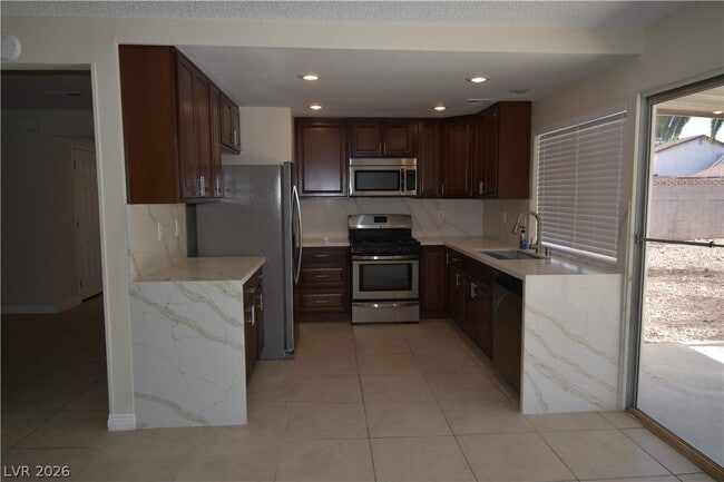 Building Photo - 4015 Ridgewood Ave