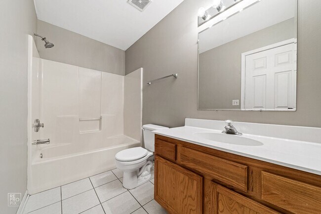 Building Photo - End Unit Three Bedroom Two and a Half Bath in North Naperville