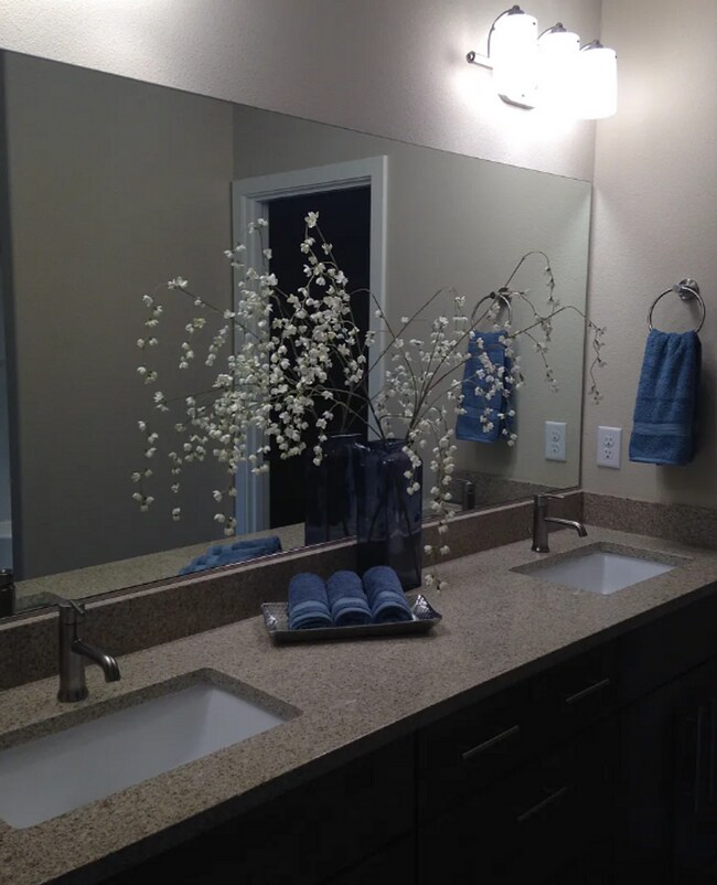 Building Photo - Beautiful 3 Bed/2.5 Bath Townhome in Great Location - Vail Lane