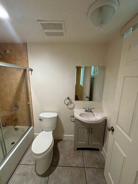 Building Photo - 123 1/2 E 88th St