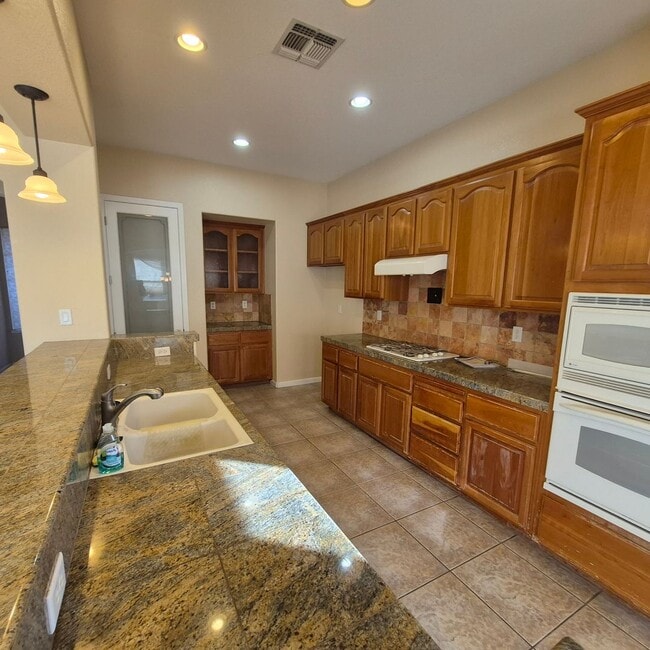 Building Photo - Spacious 3 Bedroom home with office in South Elk Grove.  Nice Home!