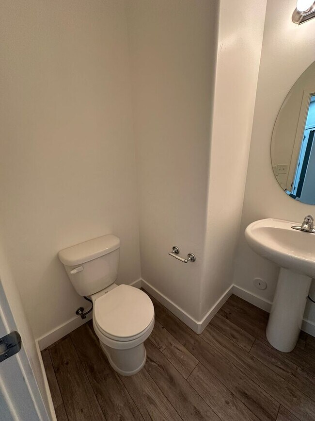 Building Photo - Deposit Moves You In This January! 3 Bed, 2.5 Bath Townhome in West Haven