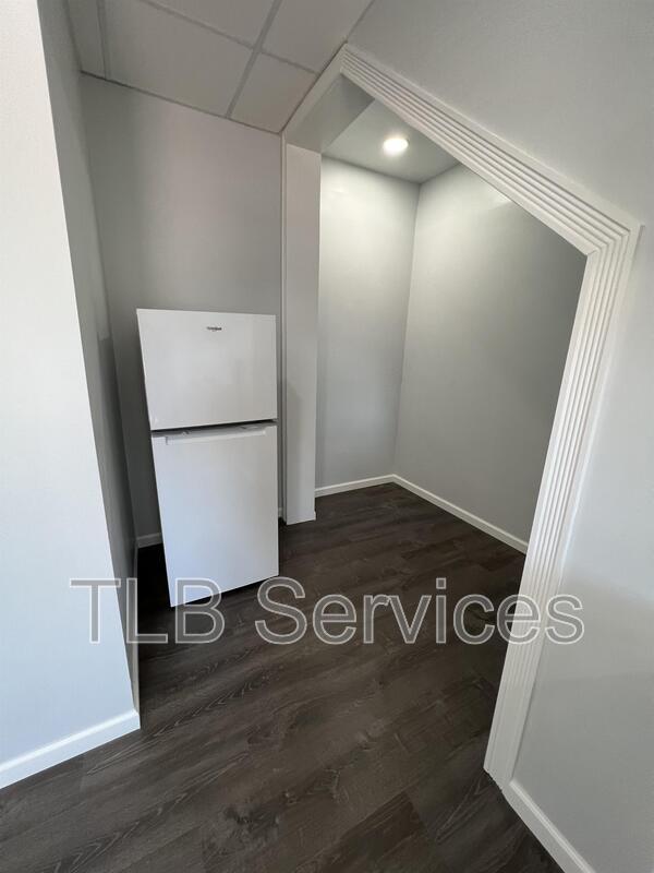 Building Photo - 731 Main St