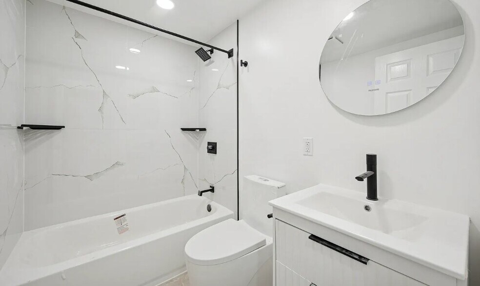 Building Photo - 5530 Boyer St
