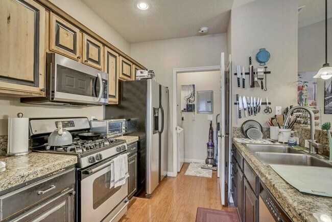 Building Photo - 1068 Canyon Meadow Dr