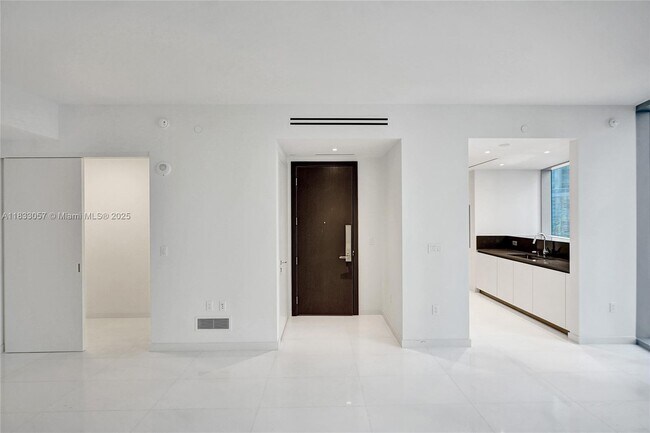 Building Photo - 300 Biscayne Blvd Way