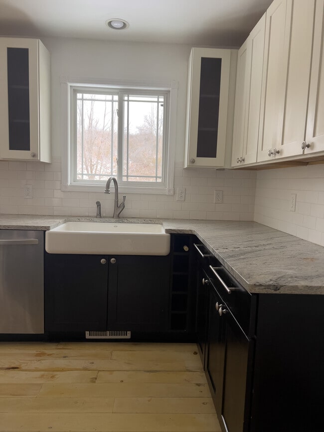 Building Photo - 10571 Center Rd