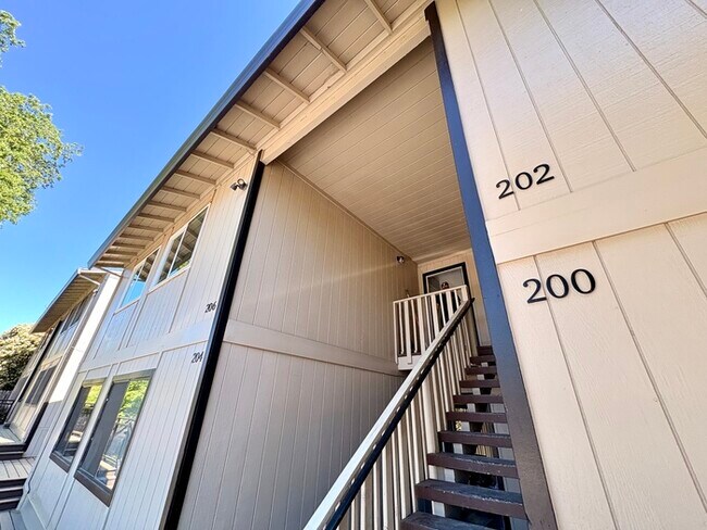 Building Photo - Beautiful Updated 2 Bedroom 1 Bathroom in Auburn