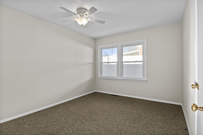 Building Photo - 143 E Lowry Ln