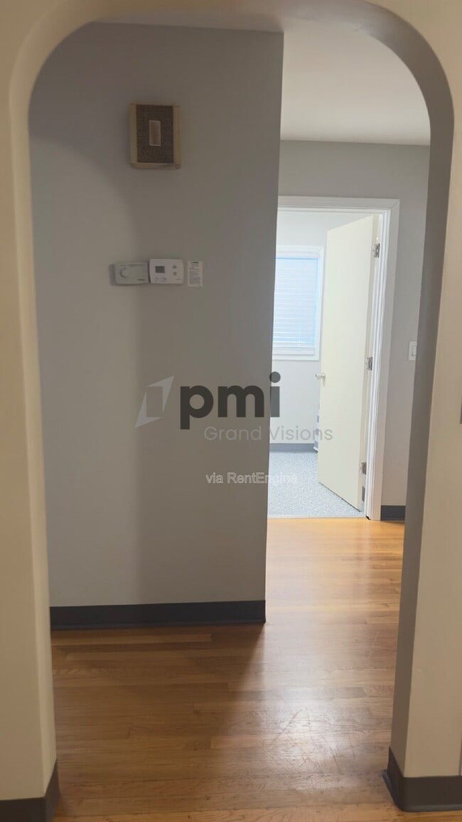 Building Photo - 1528 Division St