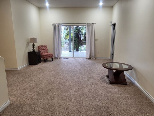 Building Photo - 5 bed 3 bath