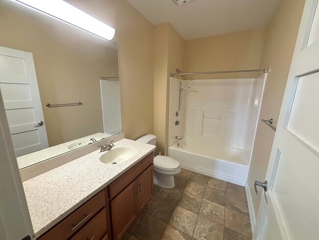 Building Photo - Downtown Luxury Condo in a Newly Renovated...
