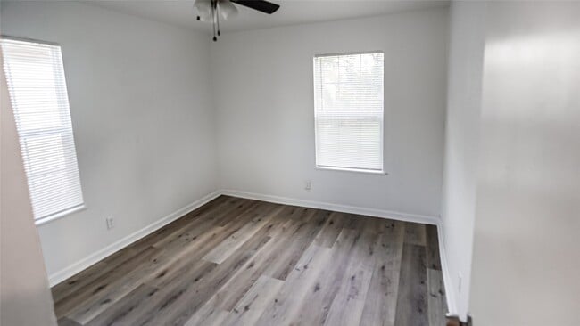 Building Photo - 4802 Scenic Dr