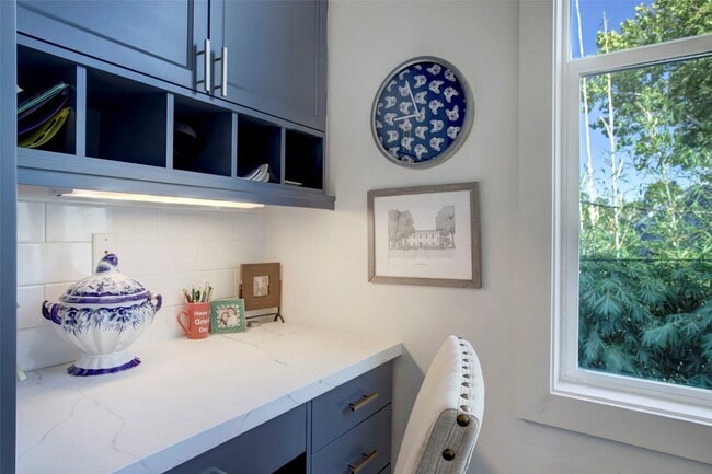 Building Photo - 513 E 11th St